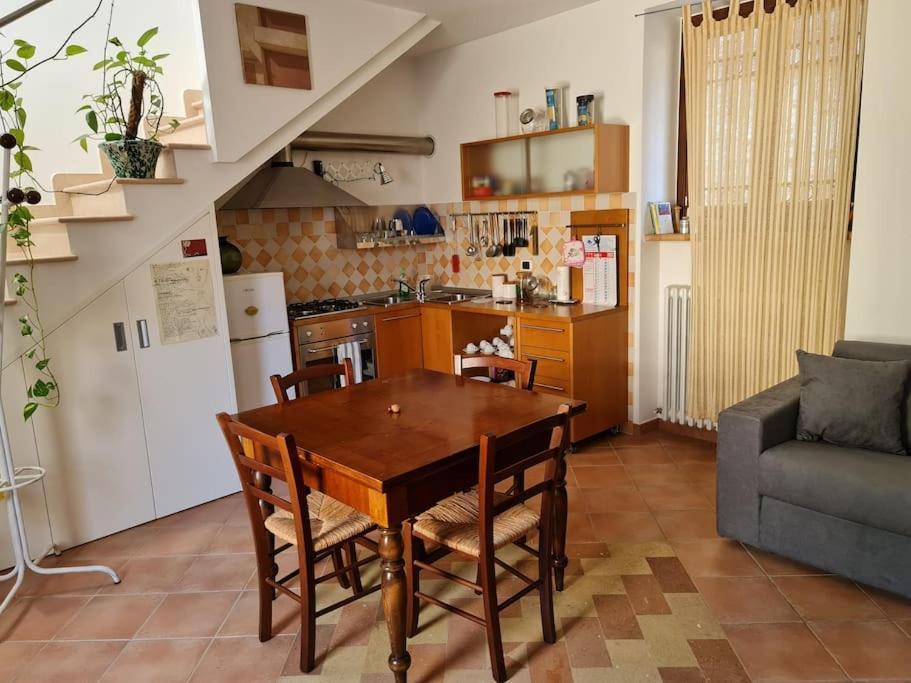 Intero alloggio nel borgo medievale Montelupone Esterno foto